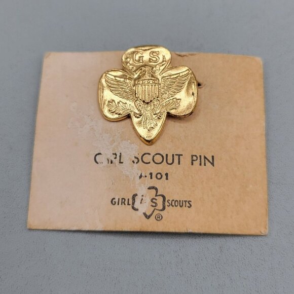 Girl Scouts Membership Pin on Card Gold Tone With Eagle Emblem Tube Clasp - Picture 1 of 2